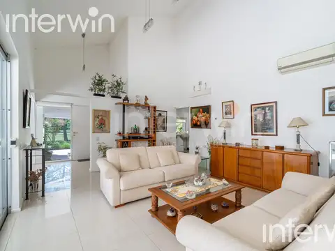 Casa en Venta - 4 amb - Estilo moderno - Jardín - - 2 Cocheras - Saint Thomas Sur - Canning
