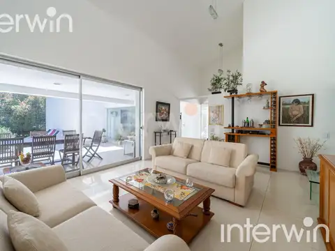 Casa en Venta - 4 amb - Estilo moderno - Jardín - - 2 Cocheras - Saint Thomas Sur - Canning