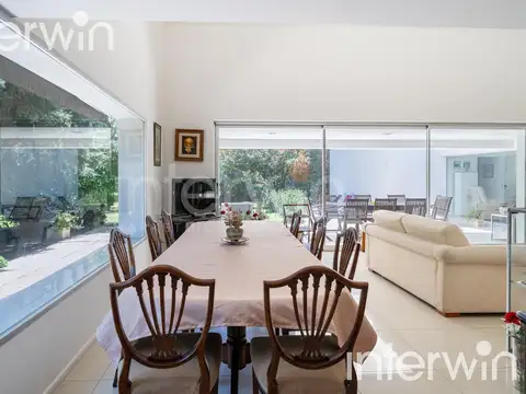Casa en Venta con 2 cocheras