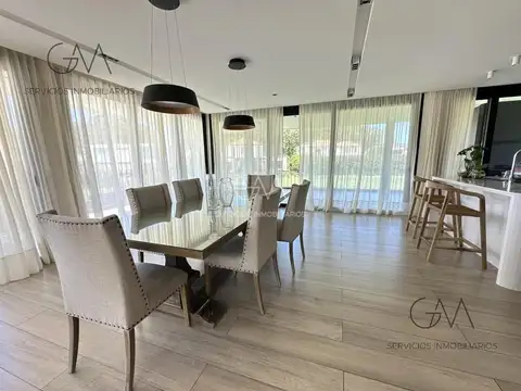 Casa 5 ambientes con 4 baños