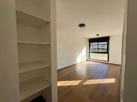 Departamento 1 dormitorio con patio y cochera- Alquiler - Fisherton