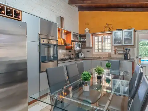 Casa 4 ambientes con 2 baños