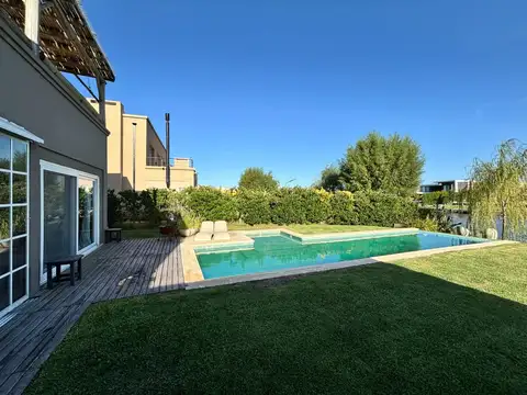 Casa 4 ambientes con 2 baños