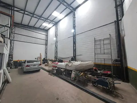 Galpón amplio con oficina y parrillero 