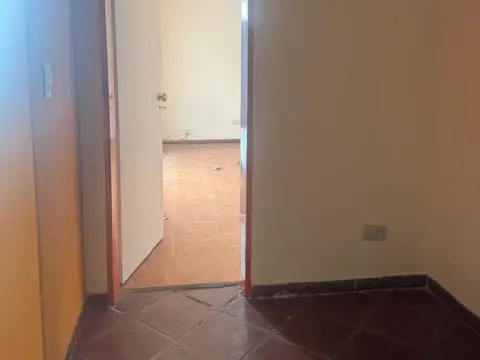 LOCAL O DEPOSITO 5 AMBIENTES EN ESQUINA EN EXC ESTADO.