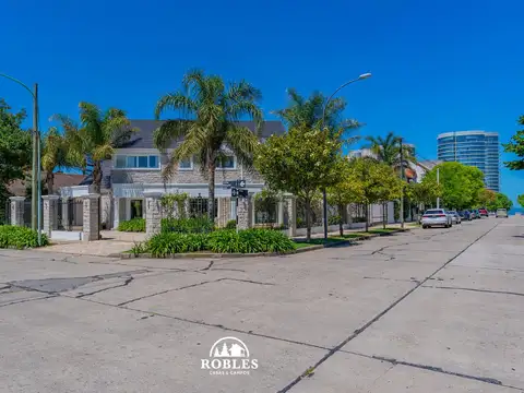 Moderna Residencia, sobre importante esquina en zona exclusiva. TOUR VIRTUAL.
