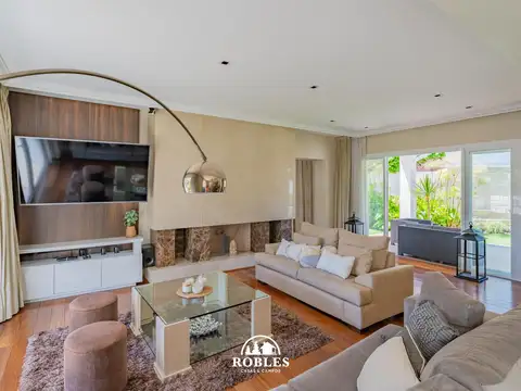 Casa en Venta con 2 cocheras