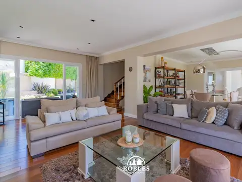 Moderna Residencia, sobre importante esquina en zona exclusiva. TOUR VIRTUAL.