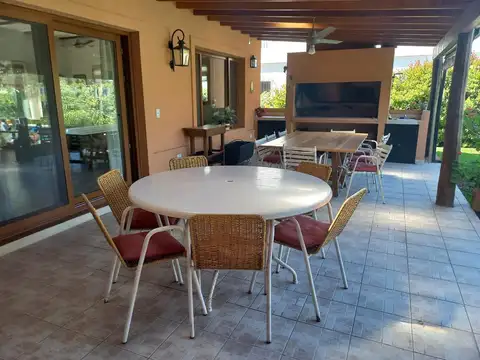 Casa 5 ambientes con 3 baños