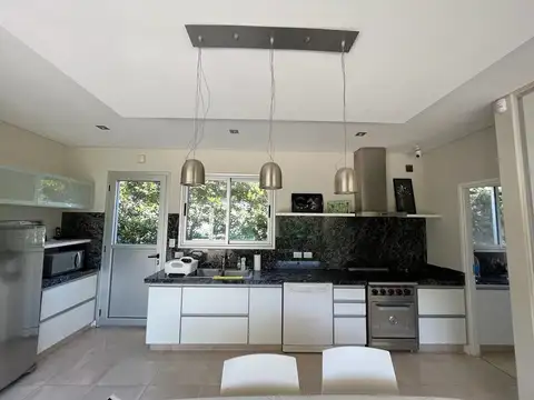 Casa 4 ambientes con 3 baños