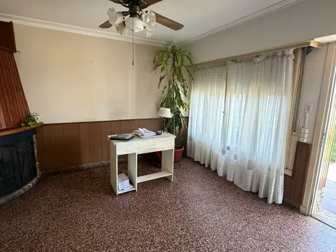 Casa en calle 18 y 27 de 2 habitaciones sobre lote de 1290 m2