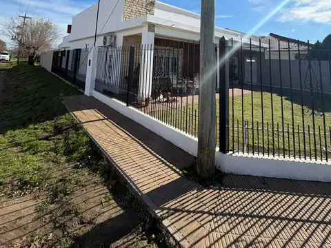 Casa en calle 18 y 27 de 2 habitaciones sobre lote de 1290 m2