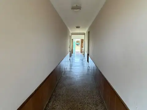 Casa de dos habitaciones sobre amplio lote