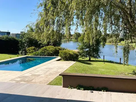 Casa en Venta con 3 cocheras