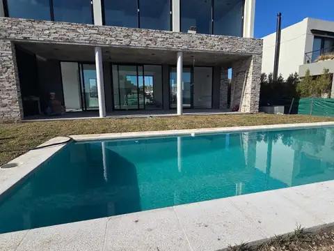 Casa 4 ambientes con 3 baños