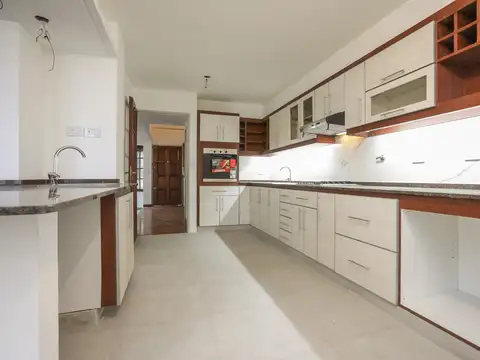 VENTA Casa   5 Ambientes –  Reciclada   Patio, Parrilla y Cochera. Caballito