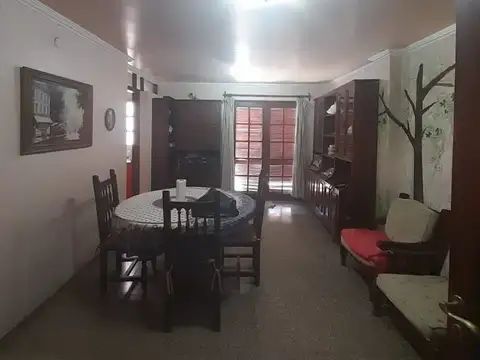 VENTA - CASA DE DOS PISOS ZONA TRIBUNALES