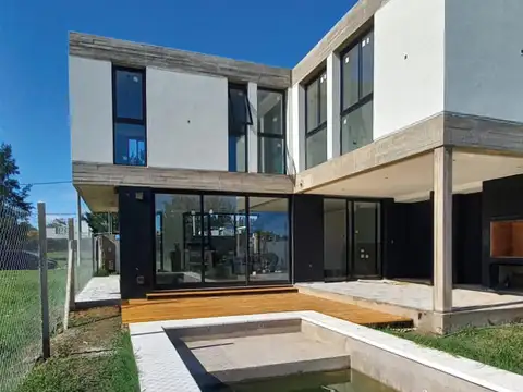 VENTA CASA 3 DORM A ESTRENAR- PISCINA- PARQUE- BARRIO DON CARLOS -507 Y 139- LA PLATA