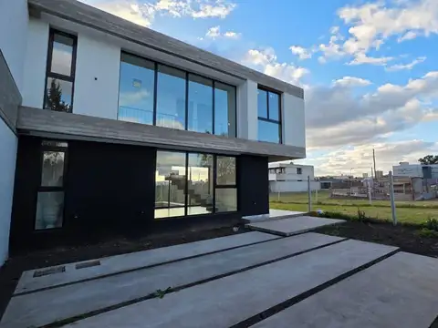 VENTA CASA 3 DORM A ESTRENAR - PISCINA- PARQUE- BARRIO DON CARLOS -507 Y 139- LA PLATA