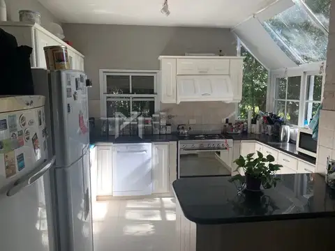 Casa en Alquiler con 3 cocheras