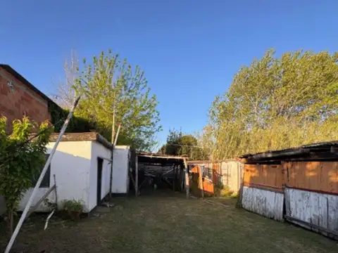 VENTA CASA 3 AMBIENTES + DEPTO (A REFACCIONAR)