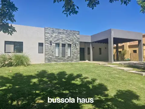 Casa en venta 4 dormitorios El Canton Islas a espejo de agua