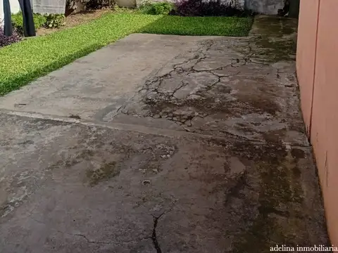 Casa sobre lote 10 x 27 gran living 2 dorm, parque 9 x 10m y coch varios autos