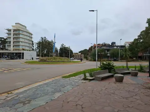 Pinamar Centro. Local con Renta en dolares