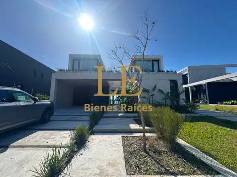 Casa 6 ambientes con 5 baños