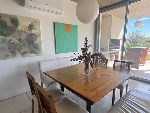 Casa en Alquiler Temporal con 3 cocheras