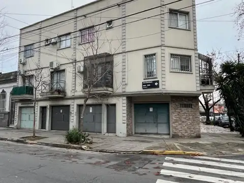 FLORESTA. BONIFACIO 3900 DUPLEX 3 AMBIENTES CON COCHERA Y PATIO