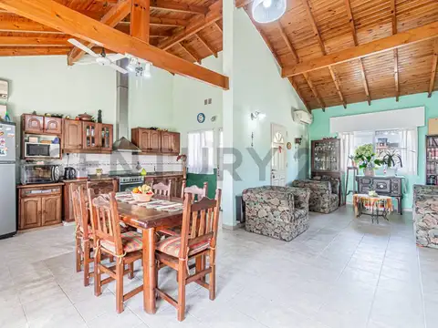 VENTA 3 AMB + 2 AMB + 2 LOCALES + QUINCHO Y GARAGE