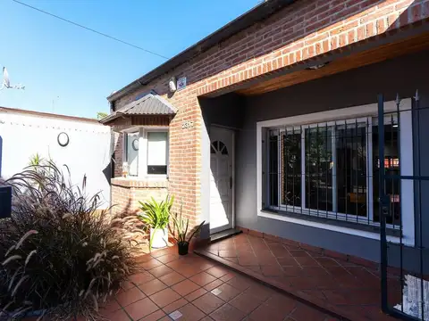 Casa venta La Plata. 3 dormitorios, parque, pileta