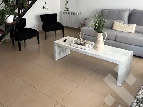 Casa en Alquiler con 2 cocheras