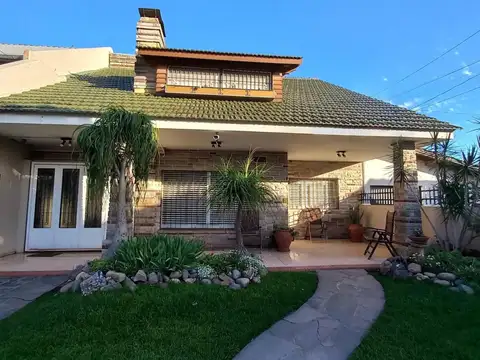 Casa 8 ambientes con 3 baños