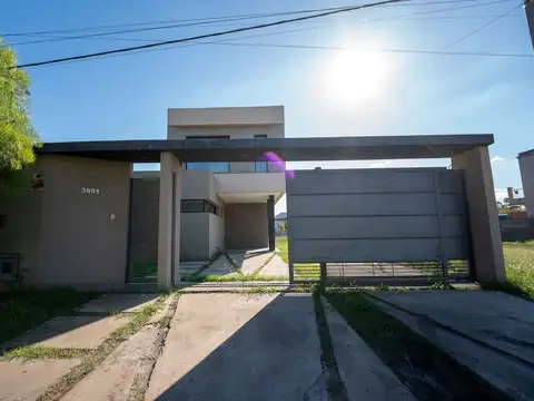 Casa en Venta con 2 cocheras