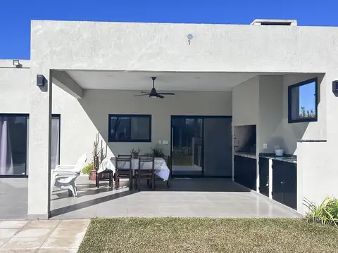 Casa en venta de tres dormitorios al pulmon central en Santa Elena