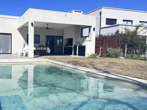 Casa en venta de tres dormitorios al pulmon central en Santa Elena