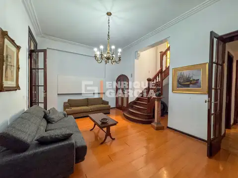Casa 8 ambientes con 2 baños