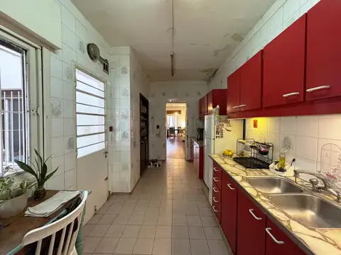 CASA 4 AMBIENTES CON JARDÍN, GARAGE, QUINCHO Y GALERÍA