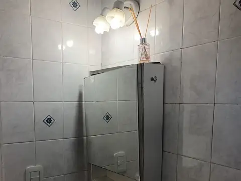 2 AMBIENTES CON COCHERA-PERMUTA POR CASA PUEDE SER A REFACCIONAR-