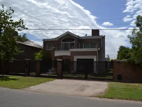 Venta de Casa de 5 dormitorios con Patio Verde y  Pileta - Fisherton
