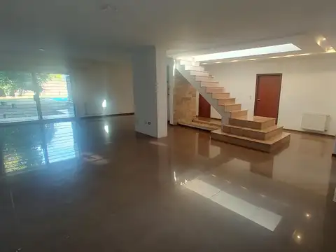 Casa en Venta con 2 cocheras