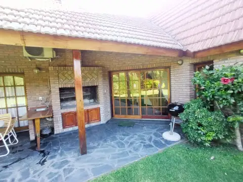 Casa en Alquiler con 2 cocheras