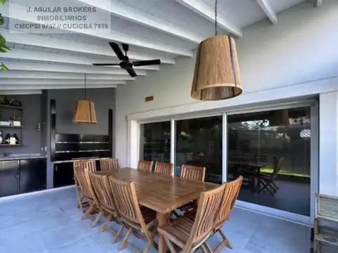 Casa en Venta con 2 cocheras