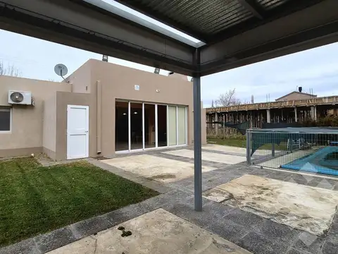 CASA EN VENTA C/ PISCINA CLIMATIZADA Y FONDO CANCHA GOLF - ARROYITO, NEUQUÉN
