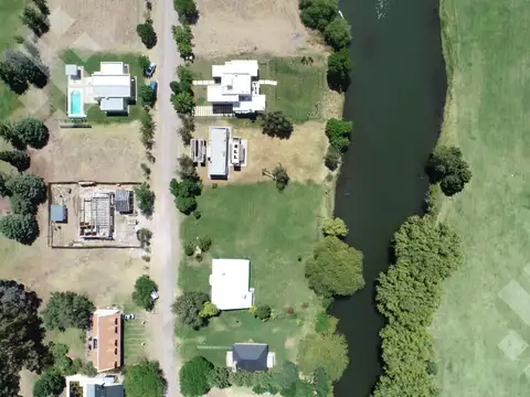 CASA EN VENTA C/ PISCINA CLIMATIZADA Y FONDO CANCHA GOLF - ARROYITO, NEUQUÉN