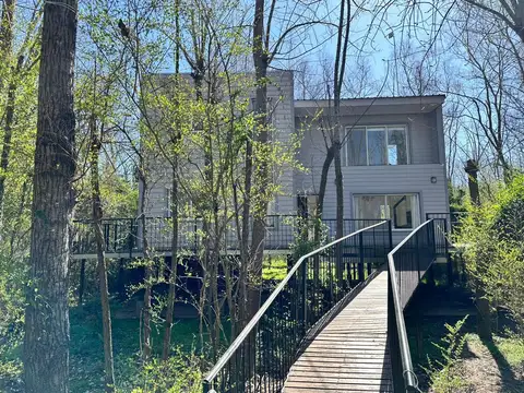 Casa moderna sobre el Río Luján con muelle propio – 180 m²   decks y vistas al agua