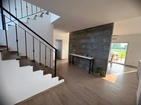 Casa en Alquiler con 6 cocheras
