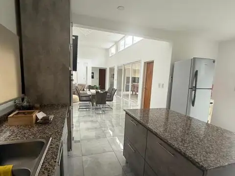 Casa 4 ambientes con 3 baños